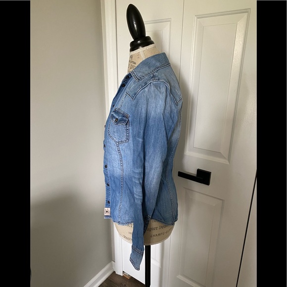 💙 EUC Guess Slim-Fit Denim Shirt - Picture 3 of 5